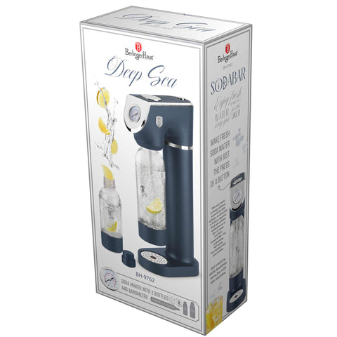 Product image of Soda maker with 2bottles and barometer universal CO2cylinders size. Part of the Deep Sea Collection . Features: • Material: stainless steel, pp • Size: 43,5*22*12 cm • 2 pcs pp bottle with cup: 1,0L and 0,5L • Universal, standard CO2 cylinders size (not inclu.... (Studio view). Official Berlinger Haus product, boosted by Promintra sl.