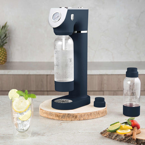 Product image of Soda maker with 2bottles and barometer universal CO2cylinders size. Part of the Deep Sea Collection . Features: • Material: stainless steel, pp • Size: 43,5*22*12 cm • 2 pcs pp bottle with cup: 1,0L and 0,5L • Universal, standard CO2 cylinders size (not inclu.... (Studio view). Official Berlinger Haus product, boosted by Promintra sl.