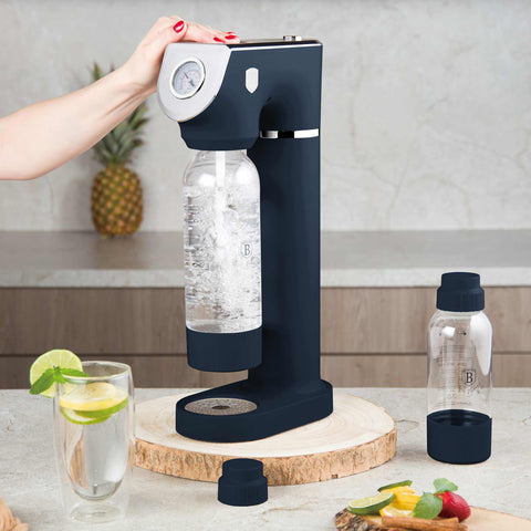Product image of Soda maker with 2bottles and barometer universal CO2cylinders size. Part of the Deep Sea Collection . Features: • Material: stainless steel, pp • Size: 43,5*22*12 cm • 2 pcs pp bottle with cup: 1,0L and 0,5L • Universal, standard CO2 cylinders size (not inclu.... (Studio view). Official Berlinger Haus product, boosted by Promintra sl.