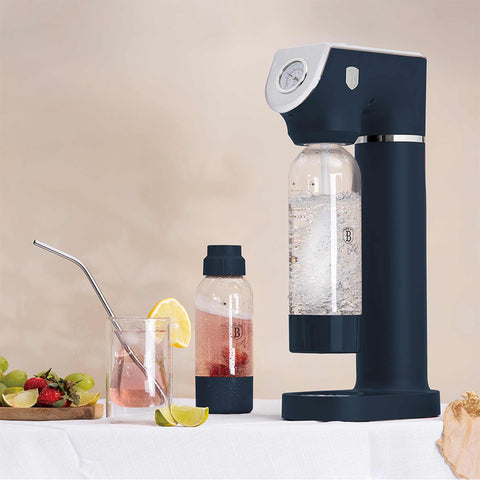 Product image of Soda maker with 2bottles and barometer universal CO2cylinders size. Part of the Deep Sea Collection . Features: • Material: stainless steel, pp • Size: 43,5*22*12 cm • 2 pcs pp bottle with cup: 1,0L and 0,5L • Universal, standard CO2 cylinders size (not inclu.... (Studio view). Official Berlinger Haus product, boosted by Promintra sl.