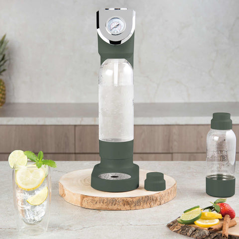 Product image of Soda maker with 2bottles and barometer universal CO2cylinders size. Part of the Matte Green Collection . Features: • Material: stainless steel, pp • Size: 43,5*22*12 cm • 2 pcs pp bottle with cup: 1,0L and 0,5L • Universal, standard CO2 cylinders size (not inclu.... (Studio view). Official Berlinger Haus product, boosted by Promintra sl.