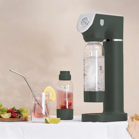 Product image of Soda maker with 2bottles and barometer universal CO2cylinders size. Part of the Matte Green Collection . Features: • Material: stainless steel, pp • Size: 43,5*22*12 cm • 2 pcs pp bottle with cup: 1,0L and 0,5L • Universal, standard CO2 cylinders size (not inclu.... (Studio view). Official Berlinger Haus product, boosted by Promintra sl.