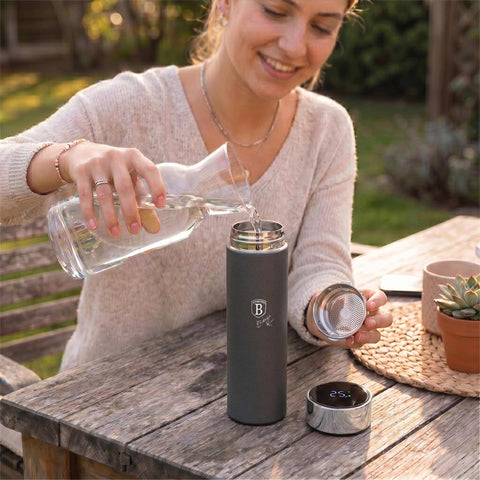 Product image of Drinking bottle with LED temperature display 0,5L. Part of the Anthracite Collection . Features: • Material: inner body 18/10 stainless steel with matt powder coating • Capacity: 0,5 L • 18/10 stainless steel purifying filter • Color: matt anth.... (Studio view). Official Berlinger Haus product, boosted by Promintra sl.