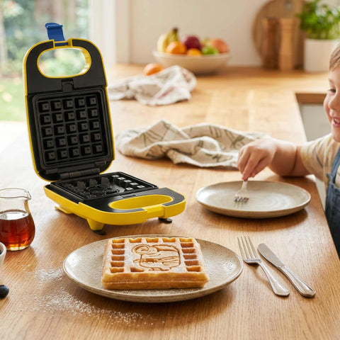 Product image of 3in1 sandwich maker with detachable plates. Part of the Minions Collection . Features: • Material: aluminium, plastic • Power: 600 W • Voltage: 220-240 V, 50/60Hz • Plate size: 13,1*12 cm • NON-STICK coating • Size: 14,5*25*9 cm • Len.... (Studio view). Official Berlinger Haus product, boosted by Promintra sl.
