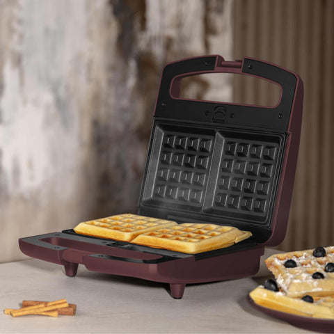 Product image of 3in1 sandwich maker with detachable plates and glass panel. Part of the Leonardo Collection . Features: • Material: aluminium, glass, plastic • Power: 800 W • Voltage: 220-240 V, 50/60Hz • Plate size: 21,6*12 cm • NON-STICK coating • Length of power c.... (Studio view). Official Berlinger Haus product, boosted by Promintra sl.