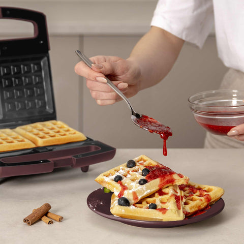 Product image of 3in1 sandwich maker with detachable plates and glass panel. Part of the Leonardo Collection . Features: • Material: aluminium, glass, plastic • Power: 800 W • Voltage: 220-240 V, 50/60Hz • Plate size: 21,6*12 cm • NON-STICK coating • Length of power c.... (Studio view). Official Berlinger Haus product, boosted by Promintra sl.