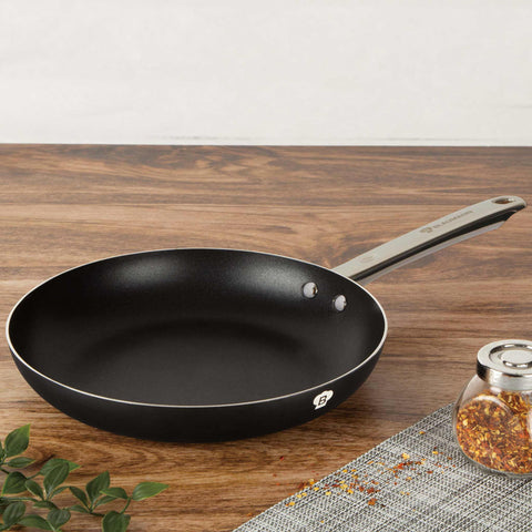 Product image of Frypan 28cm. Part of the Blaumann/Platinum Collection . Features: • Material: aluminum with stainless steel handle • Frypan Ø28*5,2 cm 2,4L • Color: matt black. (Lifestyle view). Official Berlinger Haus product, boosted by Promintra sl.