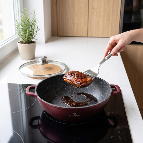 Product image of Shallow pot with lid 28cm. Part of the Blaumann/Cera Stone Collection . Features: • Material: cast aluminum • Shallow pot with lid Ø28*8 cm 4,1L • Color: bronze. (Studio view). Official Berlinger Haus product, boosted by Promintra sl.