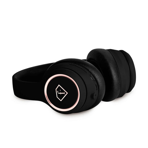 Product image of ANC wireless headphone. Part of the MATTE BLACK- ROSE GOLD . Features: • Speaker: 40 mm • Impedance: 32 ohms • Sensitivity: 105dB (+/-5dB) • Frequency range: 20-20 kHz • Bluetooth version and range: 5.3 (10 meters) • B.... (Studio view). Official Berlinger Haus product, boosted by Promintra sl.