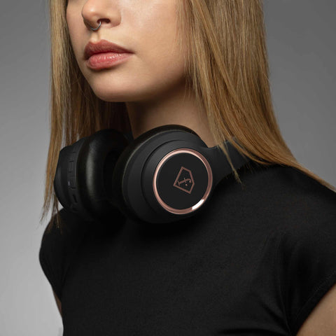 Product image of ANC wireless headphone. Part of the MATTE BLACK- ROSE GOLD . Features: • Speaker: 40 mm • Impedance: 32 ohms • Sensitivity: 105dB (+/-5dB) • Frequency range: 20-20 kHz • Bluetooth version and range: 5.3 (10 meters) • B.... (Studio view). Official Berlinger Haus product, boosted by Promintra sl.