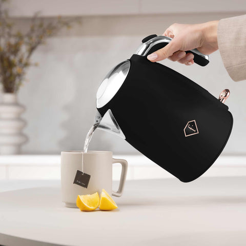 Product image of Electric kettle. Part of the MATTE BLACK- ROSE GOLD . Features: • Material: 18/10 stainless steel, plastic • Capacity: 1,7L • Voltage: 220-240V,50/60Hz • Power: 2200 W • Length of power cord: 65-70 cm • Color: b.... (Studio view). Official Berlinger Haus product, boosted by Promintra sl.