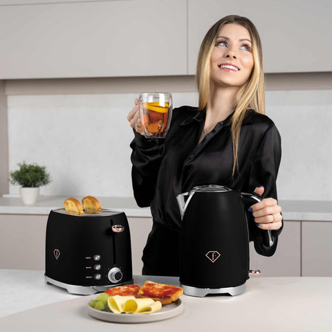 Product image of Electric kettle. Part of the MATTE BLACK- ROSE GOLD . Features: • Material: 18/10 stainless steel, plastic • Capacity: 1,7L • Voltage: 220-240V,50/60Hz • Power: 2200 W • Length of power cord: 65-70 cm • Color: b.... (Studio view). Official Berlinger Haus product, boosted by Promintra sl.