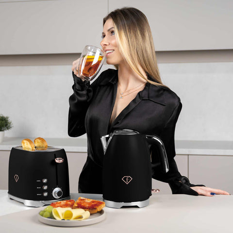Product image of Electric kettle. Part of the MATTE BLACK- ROSE GOLD . Features: • Material: 18/10 stainless steel, plastic • Capacity: 1,7L • Voltage: 220-240V,50/60Hz • Power: 2200 W • Length of power cord: 65-70 cm • Color: b.... (Studio view). Official Berlinger Haus product, boosted by Promintra sl.