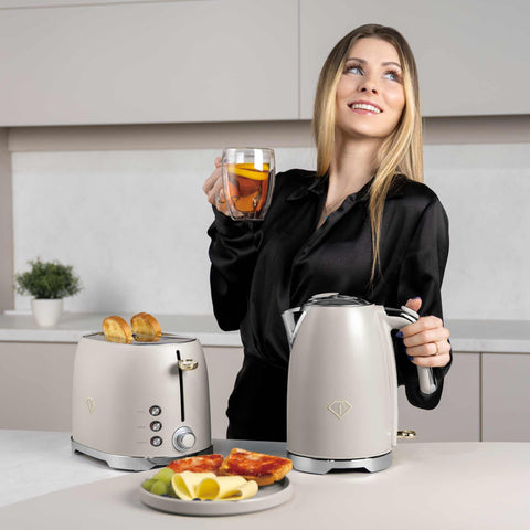 Product image of Electric kettle. Part of the MATTE CREAM- GOLD . Features: • Material: 18/10 stainless steel, plastic • Capacity: 1,7L • Voltage: 220-240V,50/60Hz • Power: 2200 W • Length of power cord: 65-70 cm • Color: c.... (Studio view). Official Berlinger Haus product, boosted by Promintra sl.