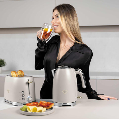 Product image of Electric kettle. Part of the MATTE CREAM- GOLD . Features: • Material: 18/10 stainless steel, plastic • Capacity: 1,7L • Voltage: 220-240V,50/60Hz • Power: 2200 W • Length of power cord: 65-70 cm • Color: c.... (Studio view). Official Berlinger Haus product, boosted by Promintra sl.