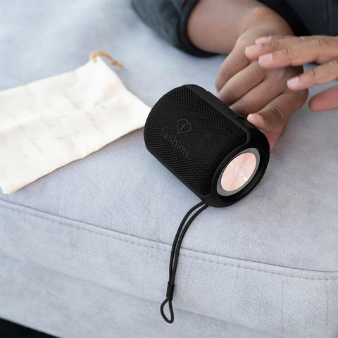 Product image of Bluetooth speaker small size. Part of the MATTE BLACK- ROSE GOLD . Features: • Size: 8,5*8,9*11,5 cm • Bluetooth version 5.2 • Accessories: • Type C charging cable • Travel bag • Color: black- rose gold. (Studio view). Official Berlinger Haus product, boosted by Promintra sl.