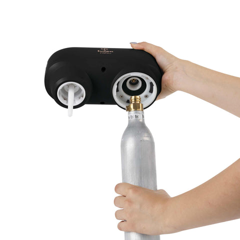 Product image of Soda maker with 2bottles and barometer universal CO2cylinders size. Part of the MATTE BLACK- ROSE GOLD . Features: • Material: stainless steel, pp • Size: 43,5*22*12 cm • 2 pcs pp bottle with cup: 1,0L and 0,5L • Universal, standard CO2 cylinders size (not inclu.... (Studio view). Official Berlinger Haus product, boosted by Promintra sl.