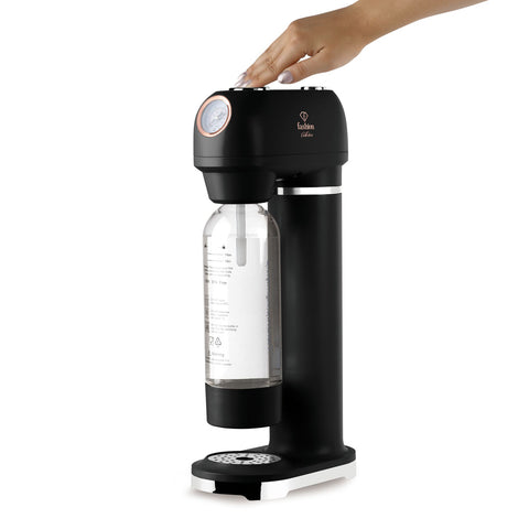 Product image of Soda maker with 2bottles and barometer universal CO2cylinders size. Part of the MATTE BLACK- ROSE GOLD . Features: • Material: stainless steel, pp • Size: 43,5*22*12 cm • 2 pcs pp bottle with cup: 1,0L and 0,5L • Universal, standard CO2 cylinders size (not inclu.... (Studio view). Official Berlinger Haus product, boosted by Promintra sl.