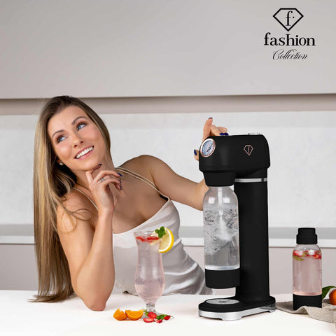 Product image of Soda maker with 2bottles and barometer universal CO2cylinders size. Part of the MATTE BLACK- ROSE GOLD . Features: • Material: stainless steel, pp • Size: 43,5*22*12 cm • 2 pcs pp bottle with cup: 1,0L and 0,5L • Universal, standard CO2 cylinders size (not inclu.... (Studio view). Official Berlinger Haus product, boosted by Promintra sl.