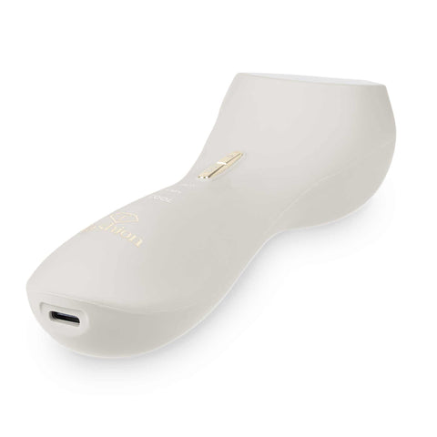 Product image of Hot and cool skin revitalizer. Part of the MATTE CREAM- GOLD . Features: • Size: 169*51*49 mm • Accessories: • Type C charging cable • Wiping cloth • Travel bag • Color: cream- gold. (Studio view). Official Berlinger Haus product, boosted by Promintra sl.