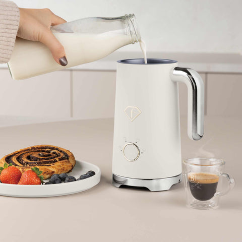 Product image of Milk frother. Part of the MATTE CREAM- GOLD . Features: • Material: stainless steel, plastic • Capacity for heating: 300 ml • Capacity for foaming: 160 ml • Voltage: 220-240V,50/ 60Hz • Power: 400W • 2 p.... (Studio view). Official Berlinger Haus product, boosted by Promintra sl.
