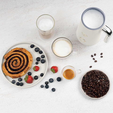 Product image of Milk frother. Part of the MATTE CREAM- GOLD . Features: • Material: stainless steel, plastic • Capacity for heating: 300 ml • Capacity for foaming: 160 ml • Voltage: 220-240V,50/ 60Hz • Power: 400W • 2 p.... (Studio view). Official Berlinger Haus product, boosted by Promintra sl.