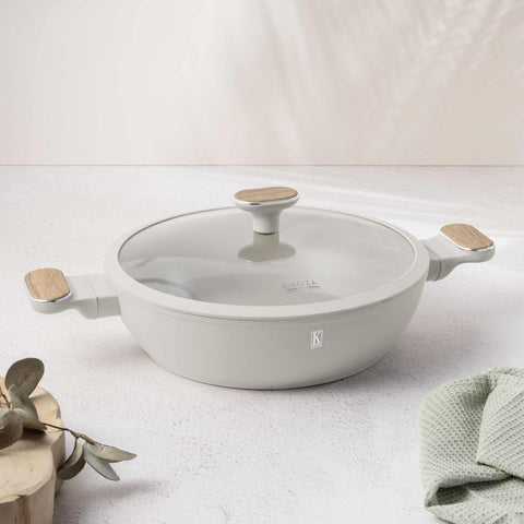 Product image of Shallow pot with lid 28cm. Part of the Kikoza Milano Collection . Features: • Material: forged aluminum with non-stick titanPro coating • Shallow pot with lid Ø28*7,5 cm 3,8L • Color: matt cream, wooden REGISTERED DESIGN BY.... (Studio view). Official Berlinger Haus product, boosted by Promintra sl.