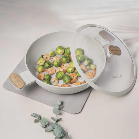 Product image of Shallow pot with lid 28cm. Part of the Kikoza Milano Collection . Features: • Material: forged aluminum with non-stick titanPro coating • Shallow pot with lid Ø28*7,5 cm 3,8L • Color: matt cream, wooden REGISTERED DESIGN BY.... (Studio view). Official Berlinger Haus product, boosted by Promintra sl.
