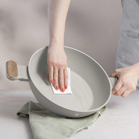 Product image of Shallow pot with lid 28cm. Part of the Kikoza Milano Collection . Features: • Material: forged aluminum with non-stick titanPro coating • Shallow pot with lid Ø28*7,5 cm 3,8L • Color: matt cream, wooden REGISTERED DESIGN BY.... (Studio view). Official Berlinger Haus product, boosted by Promintra sl.