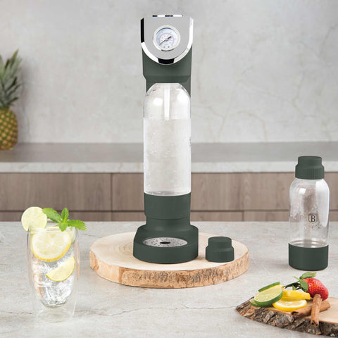 Product image of Soda maker with 2bottles and barometer universal CO2cylinders size. Part of the Matte Green Collection . Features: • Material: stainless steel, pp • Size: 43,5*22*12 cm • 2 pcs pp bottle with cup: 1,0L and 0,5L • Universal, standard CO2 cylinders size (not inclu.... (Studio view). Official Berlinger Haus product, boosted by Promintra sl.