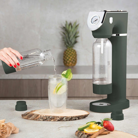 Product image of Soda maker with 2bottles and barometer universal CO2cylinders size. Part of the Matte Green Collection . Features: • Material: stainless steel, pp • Size: 43,5*22*12 cm • 2 pcs pp bottle with cup: 1,0L and 0,5L • Universal, standard CO2 cylinders size (not inclu.... (Studio view). Official Berlinger Haus product, boosted by Promintra sl.