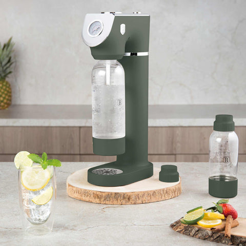 Product image of Soda maker with 2bottles and barometer universal CO2cylinders size. Part of the Matte Green Collection . Features: • Material: stainless steel, pp • Size: 43,5*22*12 cm • 2 pcs pp bottle with cup: 1,0L and 0,5L • Universal, standard CO2 cylinders size (not inclu.... (Studio view). Official Berlinger Haus product, boosted by Promintra sl.
