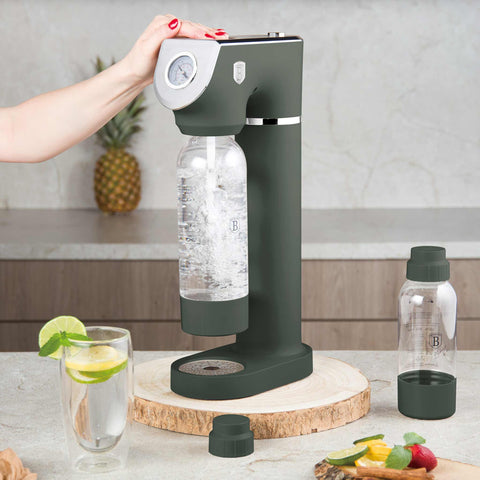 Product image of Soda maker with 2bottles and barometer universal CO2cylinders size. Part of the Matte Green Collection . Features: • Material: stainless steel, pp • Size: 43,5*22*12 cm • 2 pcs pp bottle with cup: 1,0L and 0,5L • Universal, standard CO2 cylinders size (not inclu.... (Studio view). Official Berlinger Haus product, boosted by Promintra sl.