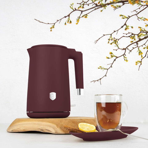 Product image of Double wall kettle. Part of the Leonardo Collection . Features: • Material: 18/10 stainless steel inside, plastic outside • Capacity: 1,7L • Voltage: 220-240V,50/60Hz • Power: 1800 W • Color: matt bordeaux. (Studio view). Official Berlinger Haus product, boosted by Promintra sl.