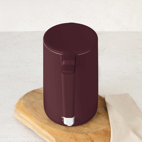 Product image of Double wall kettle. Part of the Leonardo Collection . Features: • Material: 18/10 stainless steel inside, plastic outside • Capacity: 1,7L • Voltage: 220-240V,50/60Hz • Power: 1800 W • Color: matt bordeaux. (Studio view). Official Berlinger Haus product, boosted by Promintra sl.